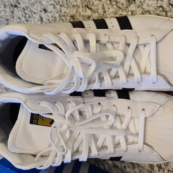 Sneakers - Picture 2 of 5